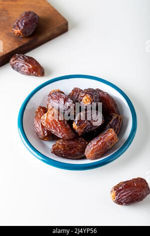 Frische rote Datteln (Hurma) in einer Schüssel Stockfoto