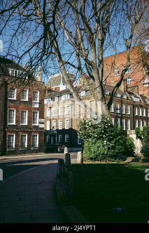 London | UK - 2022.04.16: Wunderschöne Wohngebäude im Westminster-Viertel am Ufer der Themse Stockfoto