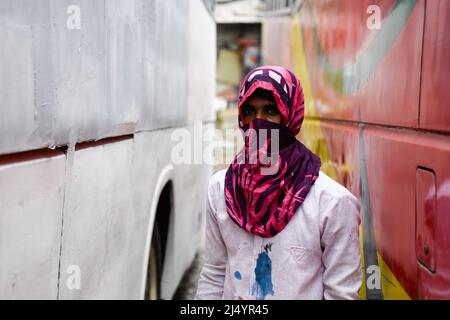 Dhaka, Bangladesch. 18. April 2022. Ein Arbeiter posiert für ein Porträt in einer Busreparaturwerkstatt in Dhakas Gabtoli-Gegend. (Foto von Piyas Biswas/SOPA Images/Sipa USA) Quelle: SIPA USA/Alamy Live News Stockfoto