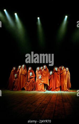 Der Chor in BACCHAI von Euripides im Olivier Theater, National Theatre (NT), London SE1 17/05/2002 Musik: Harrison Birtwistle Gestaltung: Alison Chitty Beleuchtung: Peter Mumford Bewegung: Marie-Gabrielle Rotie Regie: Peter Hall Stockfoto