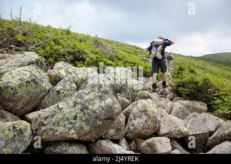 An einem bewölkten Sommertag machen sich Wanderer auf dem Bondcliff Trail in den White Mountains, New Hampshire, auf den Weg. Stockfoto