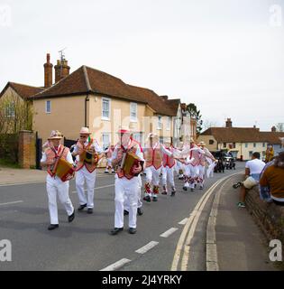 Thaxted Morris Men Tanzen auf dem Thaxted Churchyard Thaxted Essex Stockfoto