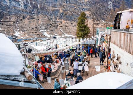 Touristen genießen im Winter im dekorierten Restaurant im Resort Stockfoto