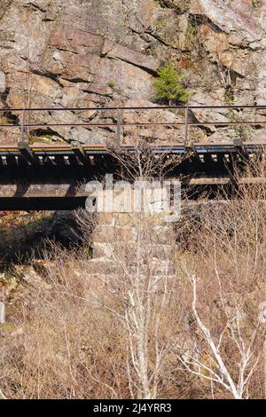 Crawford Notch State Park - Maine Central Railroad in den White Mountains, New Hampshire. Dieser Abschnitt des Böllers auf der Seite des Mount Willard ist refe Stockfoto