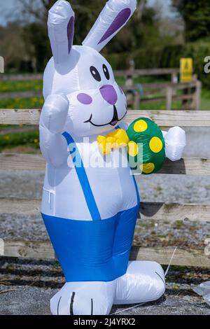 Kunst Bunte Ostereier mit Blumen im Gras auf verziert Stockfoto