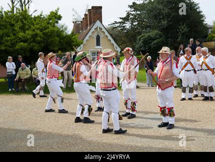 Thaxted Morris Men Tanzen auf dem Thaxted Churchyard Thaxted Essex Stockfoto