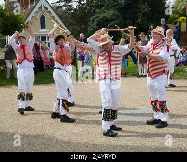 Thaxted Morris Men Tanzen auf dem Thaxted Churchyard Thaxted Essex Stockfoto