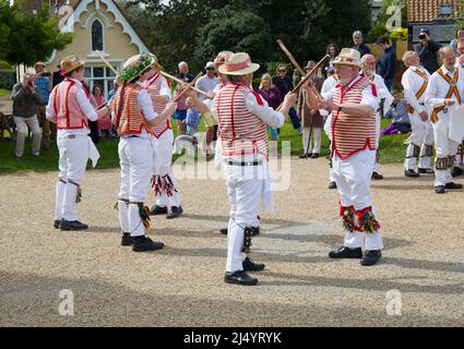 Thaxted Morris Men Tanzen auf dem Thaxted Churchyard Thaxted Essex Stockfoto