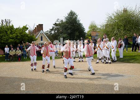 Thaxted Morris Men Tanzen auf dem Thaxted Churchyard Thaxted Essex Stockfoto