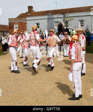 Thaxted Morris Men Tanzen auf dem Thaxted Churchyard Thaxted Essex Stockfoto