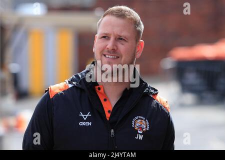 Castleford, Großbritannien. 18. April 2022. Joe Westerman (13) von Castleford Tigers kommt vor dem heutigen Spiel in Castleford, Großbritannien, am 4/18/2022 im Jungle Stadium der „Mend-A-Hose“ an. (Foto von James Heaton/News Images/Sipa USA) Quelle: SIPA USA/Alamy Live News Stockfoto