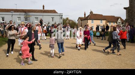 Publikum mit Thaxted Morris Men Dancing auf dem Thaxted Churchyard Thaxted Essex Stockfoto