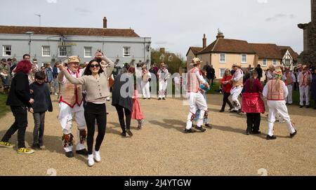 Publikum mit Thaxted Morris Men Dancing auf dem Thaxted Churchyard Thaxted Essex Stockfoto