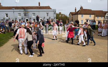 Publikum mit Thaxted Morris Men Dancing auf dem Thaxted Churchyard Thaxted Essex Stockfoto