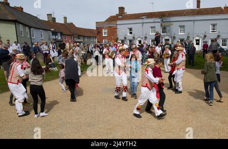 Publikum mit Thaxted Morris Men Dancing auf dem Thaxted Churchyard Thaxted Essex Stockfoto