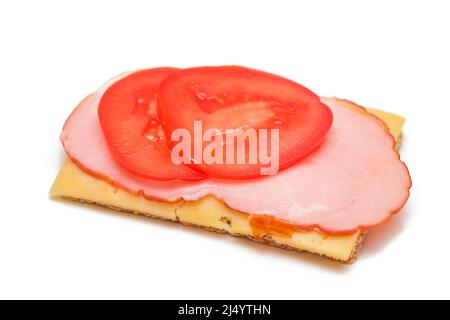 Vollkorn-Knäckebrot mit Tomaten, Schinken und Käse - isoliert auf Weiß. Einfaches Frühstück. Schnelle und gesunde Sandwiches. Knäckebrot mit leckerer Füllung. Gesunde Ernährung Snack - Isolation Stockfoto