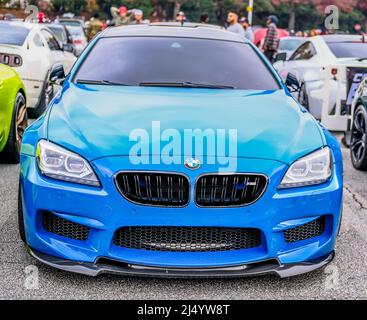 ATLANTA, GEORGIA - 5. Dezember 2021: Koffein und Octane ist eine national anerkannte Auto-Show, die monatlich stattfindet und Hunderte von klassischen und Muskelkater zeigt Stockfoto