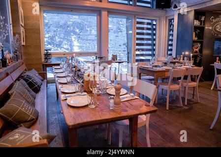 Interieur des Restaurants mit Blick auf die Berge im luxuriösen Resort Stockfoto