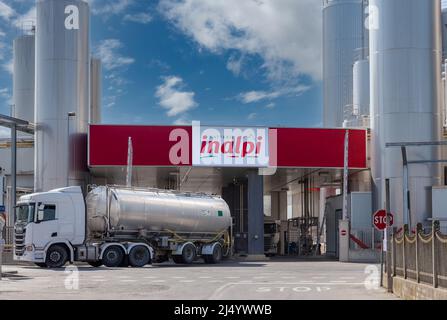 Moretta, Cuneo, Italien - 15. April 2022: Latteria Inalpi, Milchsammelzentrum im Werk zur Produktion von qualitätskontrollierter Pulvermilch für die Fa Stockfoto