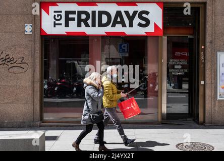 Madrid, Spanien. 3. April 2022. Fußgänger kommen an der amerikanischen Restaurantkette TGI Fridays in Spanien vorbei. (Bild: © Xavi Lopez/SOPA Images via ZUMA Press Wire) Stockfoto