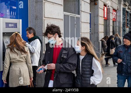 Madrid, Spanien. 03. April 2022. Kunden heben Geld von einem Geldautomaten der spanischen multinationalen BBVA-Bank in Spanien ab. (Foto: Xavi Lopez/ SOPA Images/Sipa USA) Quelle: SIPA USA/Alamy Live News Stockfoto