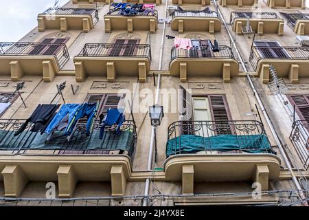 Trocknung von Kleidung auf dem Balkon eines Mehrfamilienhauses in Palermo, Sizilien, Italien. Stockfoto