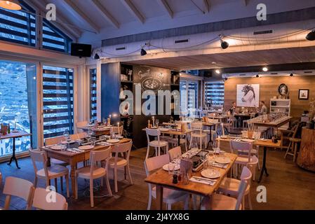 Schöne Innenausstattung des Restaurants im luxuriösen Skigebiet in der Alpenregion Stockfoto