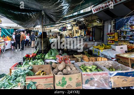 Der Freiluftmarkt in Ballaró, Palermo, Sizilien, Italien. Ballaró ist der größte Markt in Palermo, der eine breite Palette von Lebensmitteln und Waren verkauft. Stockfoto
