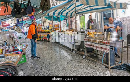 Der Freiluftmarkt in Ballaró, Palermo, Sizilien, Italien. Ballaró ist der größte Markt in Palermo, der eine breite Palette von Lebensmitteln und Waren verkauft. Stockfoto