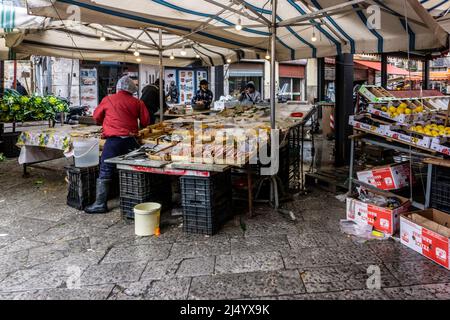 Der Freiluftmarkt in Ballaró, Palermo, Sizilien, Italien. Ballaró ist der größte Markt in Palermo, der eine breite Palette von Lebensmitteln und Waren verkauft. Stockfoto