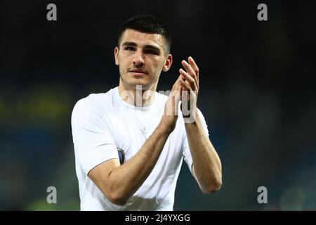 Bergamo, Italien. 18. April 2022. Bosko Sutalo (FC Hellas Verona) begrüßt seine ehemaligen Mannschaftsfans während des Atalanta BC gegen den FC Hellas Verona, italienisches Fußballspiel der Serie A in Bergamo, Italien, 18 2022. April Quelle: Independent Photo Agency/Alamy Live News Stockfoto