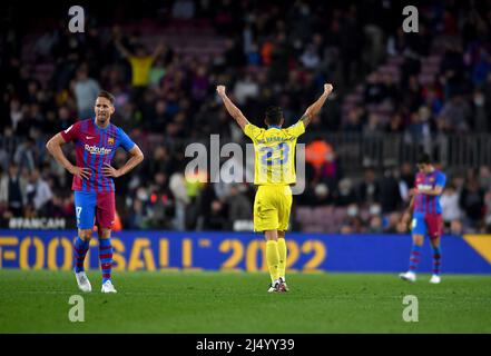 Barcelona, Spanien, 18. April 2022. Luis Hernández (23) von Cádiz CF feiert den Sieg (Mitte). Luuk de Jong (17) vom FC Barcelona reagiert (links) am Ende des spanischen La Liga-Spiels zwischen FC Barcelona und Cadiz CF im Camp Nou Stadium. Stockfoto