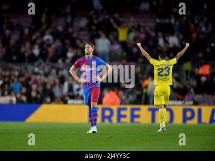 Barcelona, Spanien, 18. April 2022. Luis Hernández (23) von Cádiz CF feiert den Sieg. Luuk de Jong (17) vom FC Barcelona reagiert (links) am Ende des spanischen La Liga-Spiels zwischen FC Barcelona und Cadiz CF im Camp Nou Stadium. Stockfoto