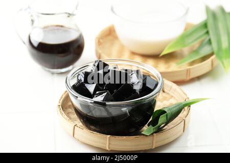 Gewürfeltes Schwarzgras-Gelee oder Cincau Hitam, indonesisches Dessert aus Cincau Leaf, in der Regel mit Kokosmilch und Palmzucker-Sirup essen. Beliebt bei Ta Stockfoto