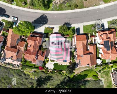 Überdachte Villa mit einem rot-grauen Zelt, während sie für Termiten begast wurde, San Diego, Kalifornien, USA. 17.. April 2022 Stockfoto