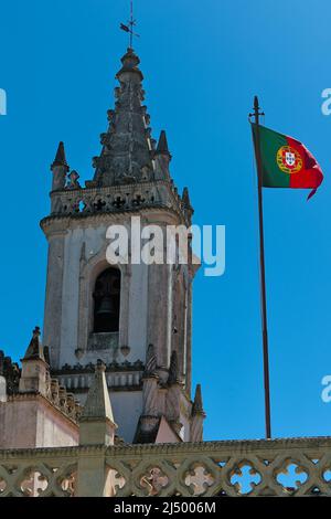 Regionales Museum des Beja-Turms und portugiesische Flagge. Alentejo, Portugal Stockfoto