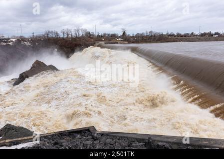 Im Frühling die Wasserfälle Chaudiere im Park des Chaudiere Flusses in Levis Stockfoto