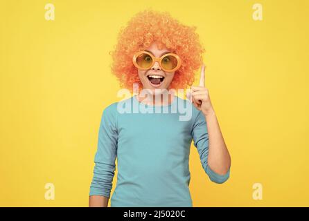 Mit Idee inspiriert. Mädchen Geburtstagsfeier. Glücklich lustiges Kind in lockigen Perücke. Zeit, um Viel Spaß. Stockfoto