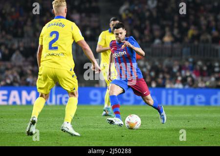 BARCELONA, SPANIEN - 18. APRIL: Jordi Alba vom FC Barcelona kontrolliert den Ball während des Spiels der La Liga 2022 zwischen dem FC Barcelona und Cádiz im Camp Nou am 18. April 2022 in Barcelona, Spanien. (Foto von Sara Aribo/PxImages) Stockfoto