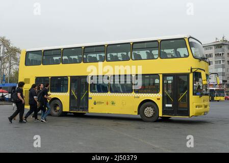 ISTANBUL, TÜRKEI - 17. APRIL 2022: Der städtische Verkehr in Istanbul, das jeden Tag einen wichtigen Platz zwischen dem Bus hat, trägt etwa 920.000 pa Stockfoto