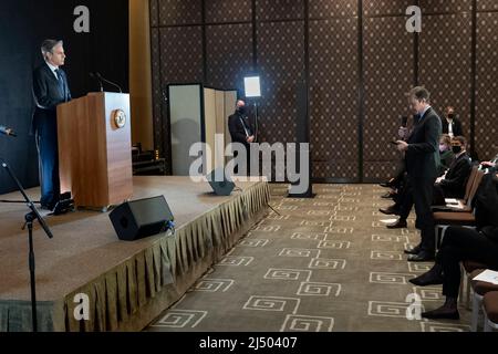 Antony John Blinken (geboren am 16. April 1962) ist ein amerikanischer Regierungsbeamter und Diplomat, der seit dem 26. Januar 2021 als Außenminister der Vereinigten Staaten von 71. tätig ist. Zuvor war er von 2013 bis 2015 stellvertretender nationaler Sicherheitsberater und von 2015 bis 2017 stellvertretender Staatssekretär unter Präsident Barack Obama.[1] während der Clinton-Regierung war Blinken von 1994 bis 2001 im Außenministerium und in leitenden Positionen im Nationalen Sicherheitsrat tätig. Von 2001 bis 2002 war er Senior Fellow am Center for Strategic and International Studies. Stockfoto