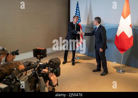 Antony John Blinken (geboren am 16. April 1962) ist ein amerikanischer Regierungsbeamter und Diplomat, der seit dem 26. Januar 2021 als Außenminister der Vereinigten Staaten von 71. tätig ist. Zuvor war er von 2013 bis 2015 stellvertretender nationaler Sicherheitsberater und von 2015 bis 2017 stellvertretender Staatssekretär unter Präsident Barack Obama.[1] während der Clinton-Regierung war Blinken von 1994 bis 2001 im Außenministerium und in leitenden Positionen im Nationalen Sicherheitsrat tätig. Von 2001 bis 2002 war er Senior Fellow am Center for Strategic and International Studies. Stockfoto