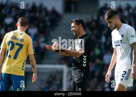 Kopenhagen, Dänemark. 18. April 2022. Schiedsrichter Sandi Putros gesehen während des Superliga-Spiels 3F zwischen dem FC Kopenhagen und Broendby IF in Parken in Kopenhagen. (Foto: Gonzales Photo/Alamy Live News Stockfoto