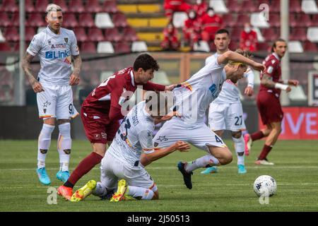 Reggio Calabria, Italien. 18. April 2022. Yassin Ejjaki reggina trägt den Ball während Reggina 1914 vs US Lecce, Italienische Fußball-Serie B Spiel in Reggio Calabria, Italien, April 18 2022 Quelle: Independent Photo Agency/Alamy Live News Stockfoto