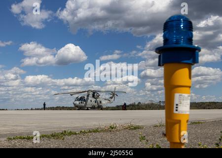 Die Royal Navy 'MOHAWK' Flight Crew, 814 Naval Air Squadron, die derzeit mit der britischen Royal Navy Fregatte HMS Portland (F79) arbeitet, führt Wartungsarbeiten am Merlin Mk2 Hubschrauber an der Marine Corps Air Station (MCAS) Beaufort, S.C., 25. März 2022 durch. Die Flugcrew lendete ihren ursprünglichen Flugplan von Jacksonville, N.C. nach MCAS Beaufort ab und nutzte die Einrichtungen der Luftstation und führte Routinewartung durch. (USA Marine Corps Fotos von CPL. Aidan Parker) Stockfoto