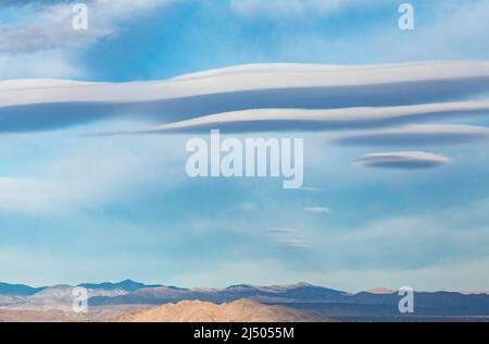 Einige große linsenförmige Wolken über Südkalifornien in der Nähe des Joshua Tree National Park. Stockfoto