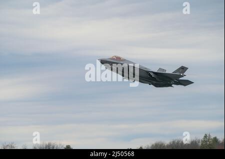 Ein F-35 Lightning II-Flugzeug, das dem 158. Fighter Wing, Burlington Air National Guard Base, Vermont, zugewiesen wurde, hebt am 13. April 2022 vom Burlington International Airport, Vermont, ab. Die Vermont Air National Guard war die erste Einheit der Air National Guard, die den Kämpfer der 5.. Generation erhielt, und der 115. Fighter Wing von Madison ist mit der Ankunft seiner ersten F-35 im Frühjahr 2023 der zweite. (USA Foto der Air National Guard von Staff Sgt. Cameron Lewis) Stockfoto