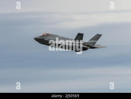 Ein F-35 Lightning II-Flugzeug, das dem 158. Fighter Wing, Burlington Air National Guard Base, Vermont, zugewiesen wurde, hebt am 13. April 2022 vom Burlington International Airport, Vermont, ab. Die Vermont Air National Guard war die erste Einheit der Air National Guard, die den Kämpfer der 5.. Generation erhielt, und der 115. Fighter Wing von Madison ist mit der Ankunft seiner ersten F-35 im Frühjahr 2023 der zweite. (USA Foto der Air National Guard von Staff Sgt. Cameron Lewis) Stockfoto