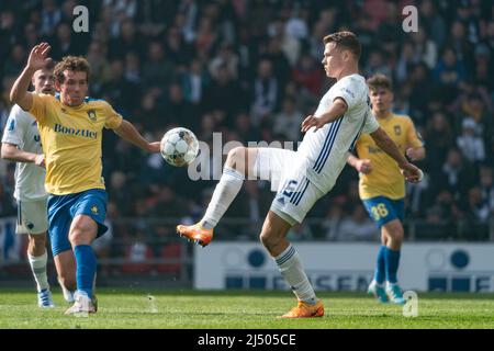 Kopenhagen, Dänemark. 18. April 2022. Viktor Claesson (15) vom FC Kopenhagen beim Superliga-Spiel 3F zwischen dem FC Kopenhagen und Broendby IF im Kopenhagener Park. (Foto: Gonzales Photo/Alamy Live News Stockfoto