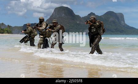 Mitglieder der philippinischen Navy Special Operations Group, der U.S. Navy SEAL und des australischen Betreibers mit dem 2. Commando Regiment, Special Operations Command, führen während der Balikatan 22 in El Nido, Palawan, Philippinen, einen amphibischen Angriff durch, 1. April 2022. Balikatan ist eine jährliche Übung zwischen den Streitkräften der Philippinen und dem US-Militär, die darauf ausgerichtet ist, bilaterale Interoperabilität, Fähigkeiten, Vertrauen und Zusammenarbeit zu stärken, die über Jahrzehnte gemeinsamer Erfahrungen aufgebaut wurde. Balikatan, Tagalog für ‘„Schulter an Schulter“, ist eine seit langem bestehende bilaterale Übung zwischen den Philippinen und dem Vereinigten Sta Stockfoto